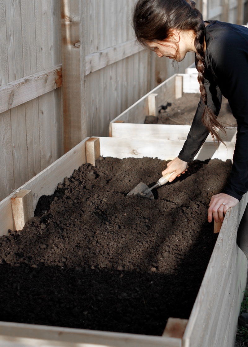 How to Fill a Raised Garden Bed using the Hügelkultur Technique